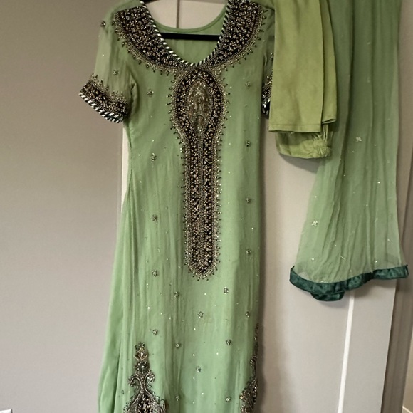 Green shalwar kameez - Picture 1 of 2